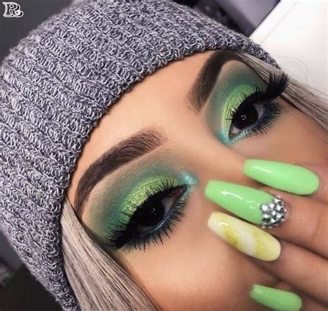 12 Festive Christmas Makeup Ideas | Ecemella | Green makeup, Green eyeshadow, Eyeshadow makeup