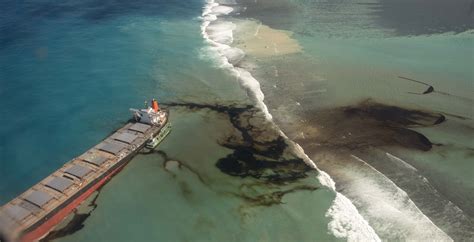 Tanker spills 1,000 tonnes of crude oil into Indian Ocean near Mauritius in environmental disaster