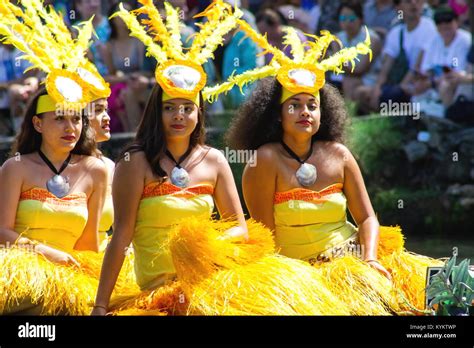 Traditional tahitian costume hi-res stock photography and images - Alamy