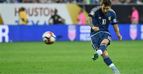 Lionel Messi Just Perfected The Free-Kick Goal | HuffPost