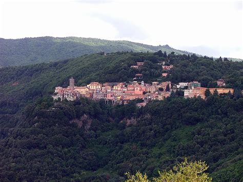 Visit the stunning Lake Nemi in the region of Lazio - Life in Italy