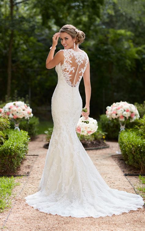 29 Fabulous Fishtail Wedding Dresses For Your Big Day - Mrs to Be