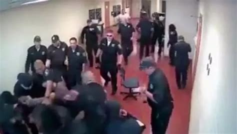 Inmate filmed having vicious brawl with FIFTEEN prison guards in shocking CCTV footage - World ...