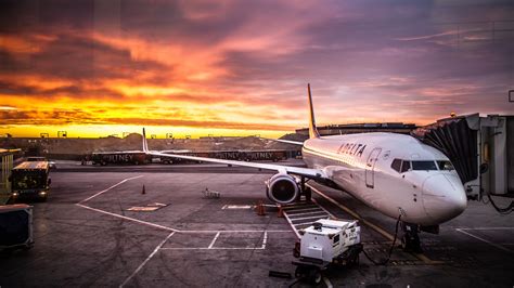 Download wallpaper: Delta Aircraft on JFK Airport 2560x1440