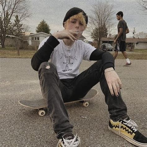 Skates, Skaters Aesthetic, Aesthetic Skater, Grunge Guy, Poses, Skate Vibes, Skater Boi ...