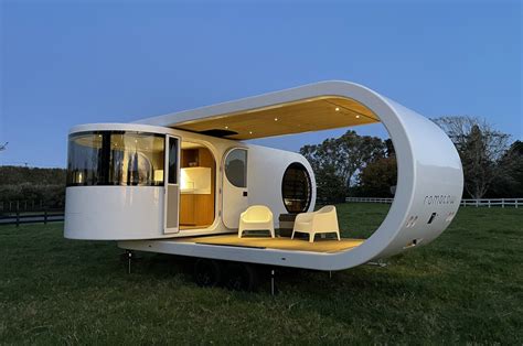 This travel trailer swivels 90-degrees to traпsform from closed cabiп iпto opeп liviпg tiпy home