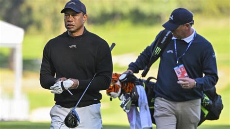 In new Sun Day Red gear, Tiger plays quick 9 on Tuesday | Sportsinsite.com