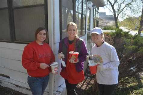 Marquette Catholic students take "Serviam" motto to fullest in Bucket Brigade project ...