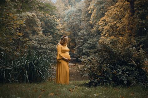 How to Do an Outdoor Maternity Photoshoot | Learn Photography by Zoner ...