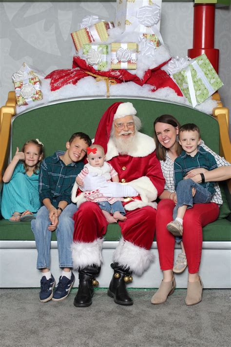 How To Get Great Pictures With Santa At The Mall - Snap Happy Mom