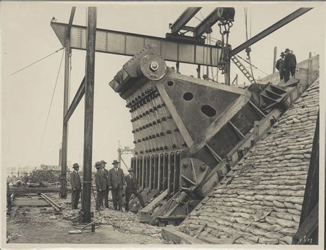 Construction of Sydney Harbour Bridge main bearing, 1927 | Sydney harbour bridge, Sydney ...