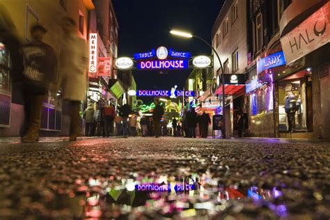 Guide to Reeperbahn Nightlife: Best Bars, Clubs, and Festivals