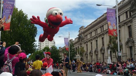 Auckland’s Christmas Tradition – Farmers Santa Parade 2016