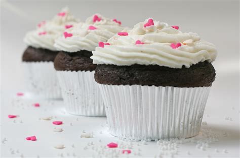 File:Cupcake with sugar hearts and nonpareils.jpg - Wikimedia Commons