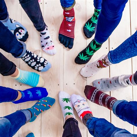 ODD SOCKS DAY - November 21, 2022 - National Today