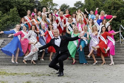 PICS: Dáithí Ó Sé introduces this year’s Rose of Tralee finalists after 3-year hiatus | Goss.ie