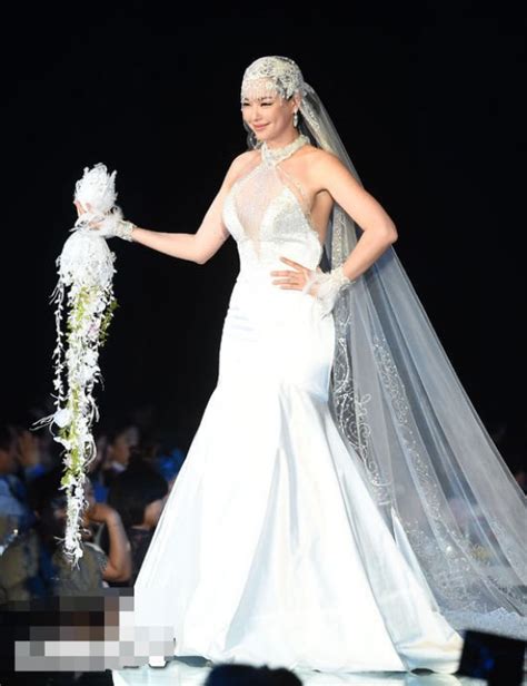 Lee Honey's wedding dress at fashion show - K-POP, K-FANS