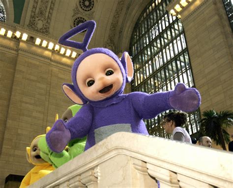 ‘Teletubbies’ Tinky Winky actor Simon Shelton Barnes dies at 52 - National | Globalnews.ca