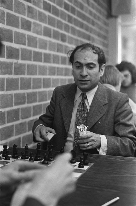 Mikhaïl Tal au tournoi de Wijk aan Zee en 1973. | Chess, Chess players ...