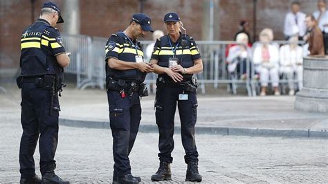 Minorities feel brunt of Dutch police spot-checks - BBC News