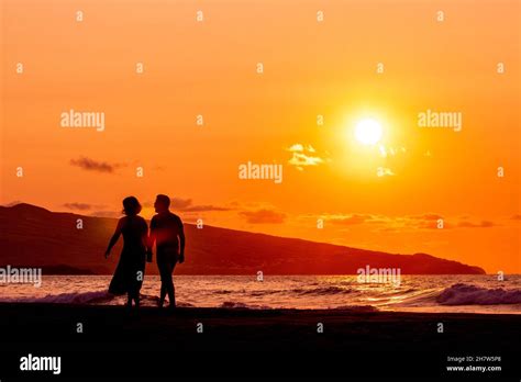 Silhouette of two persons in sunset, love and dancing, having fun Stock Photo - Alamy