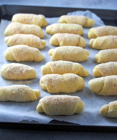 Spanish Bread- A Filipino Bakery Favorite | Woman Scribbles