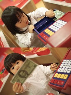 SAKURAKO gets money from a cash register ! | My daughter. レジ… | Flickr