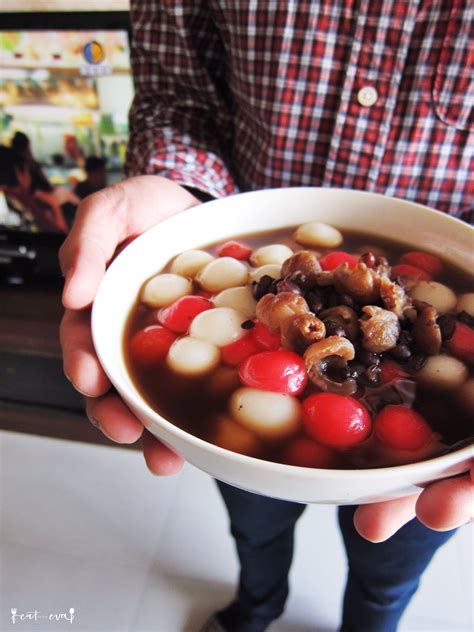 "Tang Yuan" with Sweet Red Bean Soup | Eat with Eva