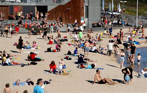 Reykjavík Residents Flock to the Beach - Iceland Monitor