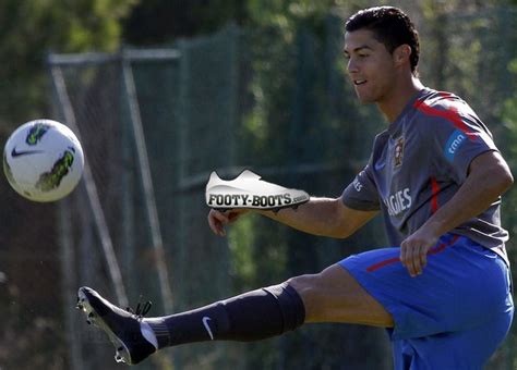 RONALDO TESTS BLACK-OUT MERCURIAL VAPOR VIII