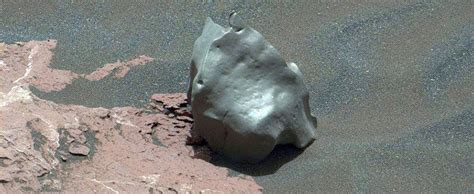 Mars Curiosity Rolls Up to Potential New Meteorite - Universe Today