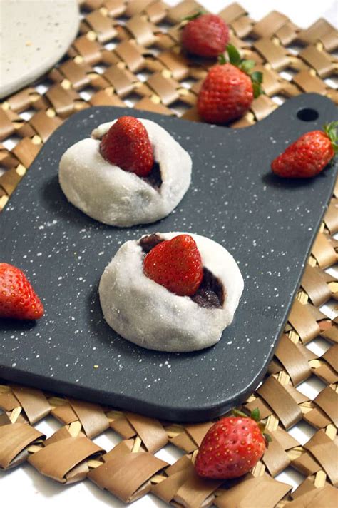 Strawberry Mochi - Jaja Bakes - jajabakes.com