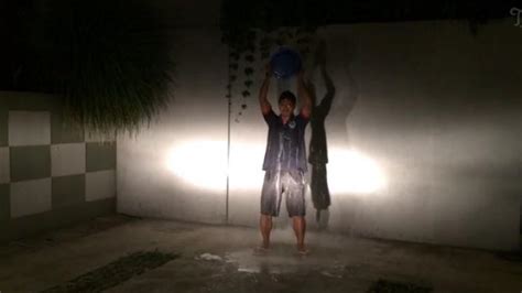Bambang Pamungkas Terima Tantangan "Ice Bucket Challenge" dari Irfan Bachdim - Tribunnews.com