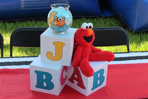 Cute DIY Elmo table centerpieces | Elmo birthday, Elmo birthday party, Diy elmo birthday party