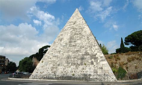 Go and visit the Italian Pyramid in Rome | Hardcore Italians