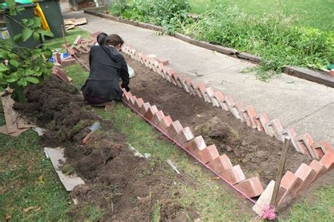 10 Solid Garden Edging Ideas With Bricks - Garden Lovers Club | Bordes ...