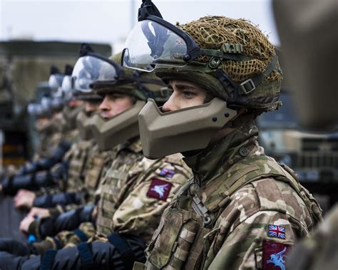 [1900 x 1521] Members of the British Army's Parachute Regiment ...