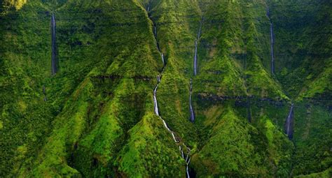 Mount Waialeale's Crater Is One Of The World's Wettest Spots (With Many ...