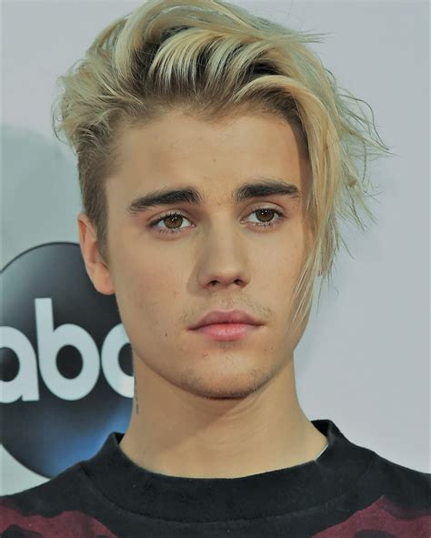 Justin Bieber - Bio, Before Fame, Trivia, Family Life- Wikiake