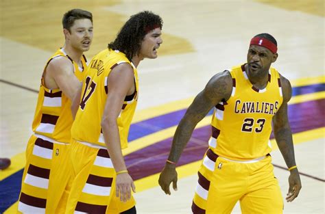 Cavs players react to Anderson Varejao signing with Warriors