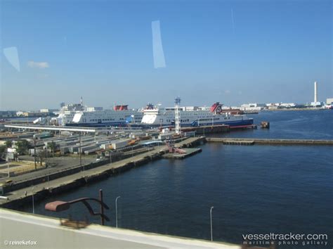 Osaka Port Photo from reinekefox - vesseltracker.com