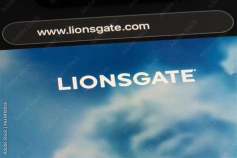 Foto de Shanghai,China-August 9th 2023: LIONSGATE brand logo on official website. Lions Gate ...