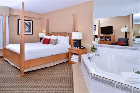 Jacuzzi Hotel Room in Abbotsford | Best Western Plus Regency