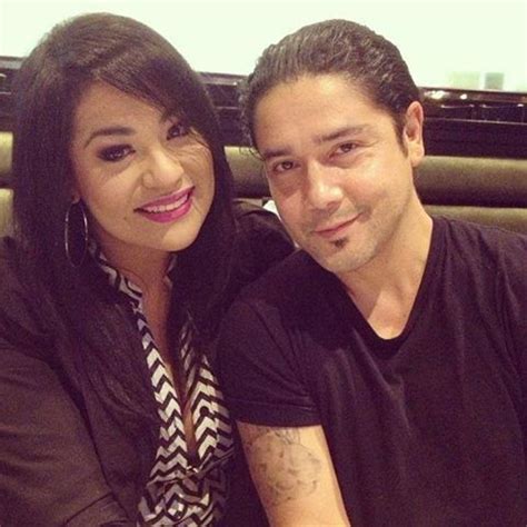 Selena Quintanilla Husband Book : Selena's Husband Chris Perez Reveals ...