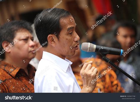 President Indonesia Joko Widodo Giving Press Stock Photo 1029657748 ...