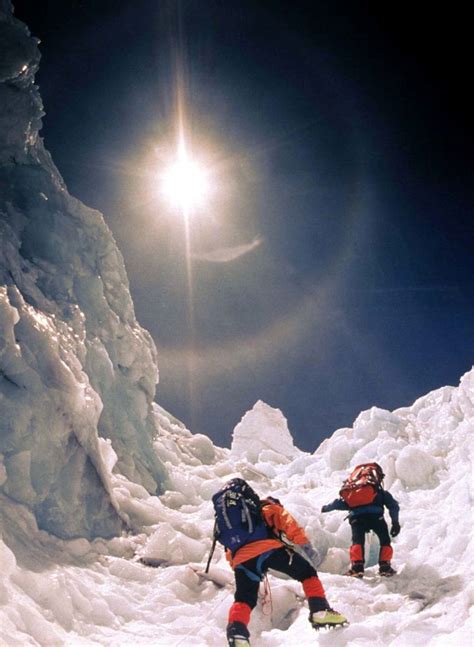 Team Of Sherpas First To Scale Everest In 2 Years | HuffPost The WorldPost