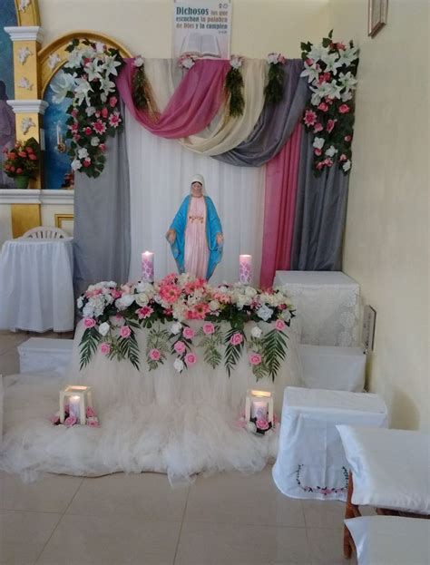 Decoración a la Virgen María | Church altar decorations, Catholic altar, Altar decorations