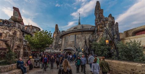 Review & New Footage: Disneyland's 'Star Wars: Galaxy's Edge' Is Incredible – And The Closest We ...