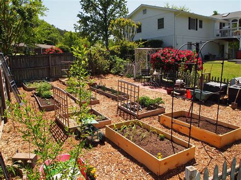 Picket Fence Around Vegetable Garden | Garden Design Ideas