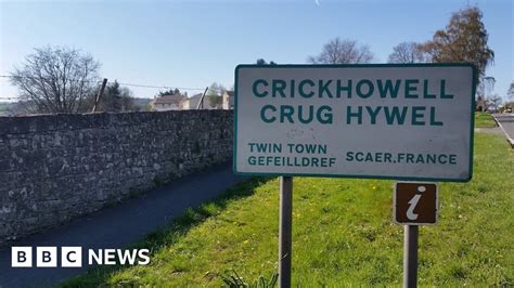 Crickhowell named Best Place to Live in Wales by Sunday Times - BBC News